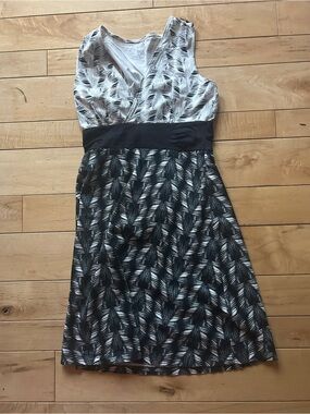 Patagonia Size S Black Sleeveless V-Neck Dress